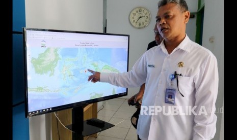 Kepala BMKG Stasiun Geofisika Ambon, Sunardi memberikan penjelasan perkembangan gempa bumi yang mengguncang Pulau Ambon, Maluku.