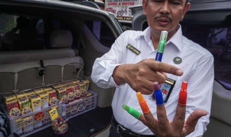 Kepala BNN Cilacap Edy Santosa menunjukan permen jari yang diduga mengandung narkoba, hasil razia petugas BNN di Kroya, Cilacap, Jateng, Rabu (12/10). 