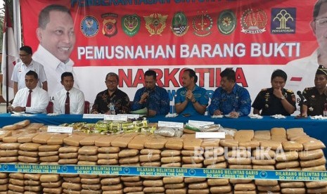 Kepala BNN Komjen Pol Budi Waseso dan Gubernur Jabar Ahmad Heryawan memusnahkan ratusan ribu kilogram narkotika di Halaman Gedung Sate, Jumat (10/11). 