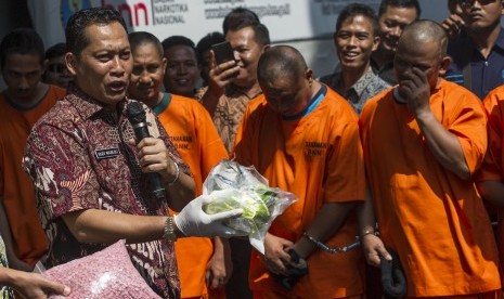 Kepala BNN Komjen Pol Budi Waseso (kiri) menunjukkan barang bukti dan pelaku dalam rilis pengungkapan jaringan sindikat narkotika internasional di Kantor BNN, Jakarta Timur, Jumat (13/5). 