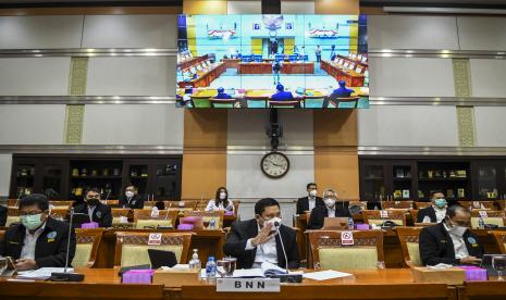 Kepala BNN Petrus R. Golose (tengah) mengikuti Rapat Dengar Pendapat (RDP) dengan Komisi III DPR di Kompleks Parlemen, Senayan, Jakarta, Kamis (18/3/2021). Rapat tersebut membahas pemetaan jaringan sindikat narkotika di Indonesia serta pencegahan dan upaya pemberantasan narkotika di lingkungan Lapas/Rutan. 