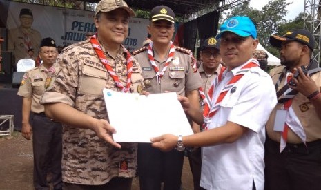 Kepala BNN Provinsi Jabar, Brigjen Pol Drs Sufyan syarif (kanan) dan Ketua Kwarda Jabar, Dede Yusuf (kiri) menunjukan naskah kerjasama (MoU) disaksikan Direktur Binmas Polda Jabar Kombes Badya Wijaya.