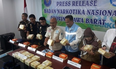 Kepala BNN Provinsi Jabar Brigjen Pol Drs Sufyan Syarif (tengah) didampingi Kabid Brantas AKBP Danial K saat ekposes kasus sabu di kantor BNNP Jabar di Jl H Hasan No 1 Soekarno-Hatta.