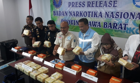 Kepala BNN Provinsi Jabar Brigjen Pol Drs Sufyan Syarif (tengah) didampingi Kabid Brantas AKBP Danial K saat ekposes kasus sabu di kantor BNNP Jabar di Jl H Hasan No 1 Soekarno-Hatta. 