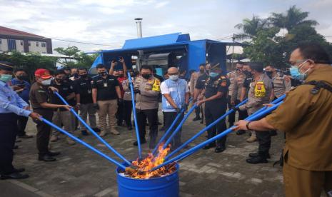 Kepala BNN Provinsi Jabar, Brigjen Pol Drs Sufyan Syarif (rompi biru)  bersama jajaran Polda Jabar saat memusnakan barang bukti kejahatan narkotika