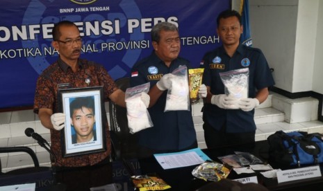 Kepala BNN Provinsi Jawa Tengah, Brigjen Pol M Nur menunjukkan foto pelaku dan barang bukti pengungkapan jaringan peredaran sabu sabu Solo Raya, di kantor BNN Provinsi Jawa Tengah, di Semarang, Jumat (2/11). 