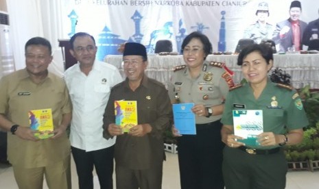 Kepala BNN RI Komjen Heru Winarko (baju putih) bersama muspida Kab Cianjur dalam peluncuran buku panduan Desa Bersinar di Gedung Assakinah, Kab Cianjur, Senin (19/11)