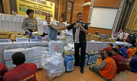 Kepala BNN Sumut Brigjen Pol Andi Loedianto (tengah) bersama jajaran Polda Sumut memperlihatkan sejumlah barang bukti kejahatan narkoba saat gelar kasus narkoba di Medan, Sumatera Utara, Senin (31/10).