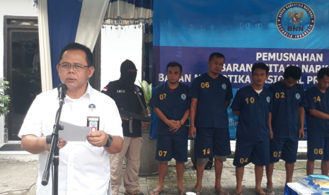 Kepala BNNP Jatim Brigjen Pol Bambang Budi Santoso menunjukan barang bukti berupa sabu dan para tersangka di halaman BNNP Jatim, Rabu (7/2). Pada kesempatan yang sama, BNNP Jatim juga memusnahkan narkoba jenis sabu seberat 8,05 kilogram.