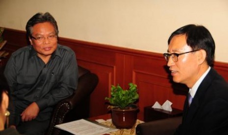 Head of BNP2TKI Gatot Abdullah Mansyur (left) speaks with Vice President of South Korean HRD, Kweon Ki-Weon in Jakarta on Saturday. 