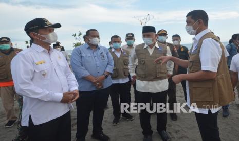 Kepala BNPB Doni Monardo (kanan), berdiskusi dengan Gubernur Sumbar Mahyeldi (kedua kanan) dan Wali Kota Pariaman Genius Umar (kiri), saat meninjau penanaman bibit pohon pinago, di Pantai Taluak Pariaman, Sumatera Barat, Rabu (14/4/2021). Doni Monardo menyatakan mitigasi berbasis alam dengan penanaman pohon pelindung pantai merupakan salah satu solusi terbaik di samping kesiapsiagaan masyarakat, apalagi di Sumbar yang memiliki risiko bencana tinggi. 