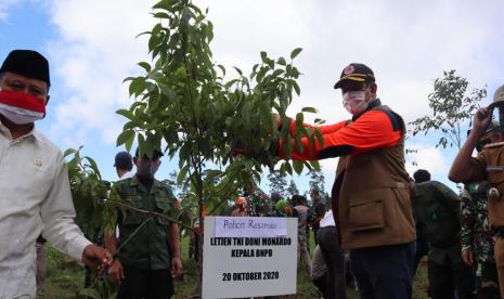 Kepala BNPB Doni Monardo melakukan penanaman pohon. BNPB berupaya mengantisipasi bencana hidrometeorologi,