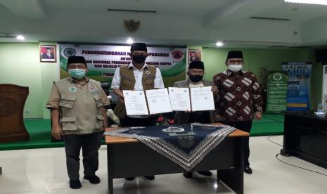 MUI-BNPB Teken MoU Penanggulangan Covid-19 Lewat Ulama. Kepala BNPB, Doni Monardo melakukan penandatangan MoU tentang penanggulangan bencana bersama Wakil Ketua Umum MUI, KH Muhyiddin Junadii di Kantor MUI, Jakarta Pusat, Senin (8/5). 