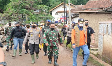 Kepala BNPB, Letjen TNI Doni Monardo didampinh Gubernur Jabar, Ridwan Kamil, Pangdam III Siliwangi, Mayjen TNI Nugroho Budi, dan Kapolda Jabar, Irjen Pol Ahmad Dofiri saat menunjau lokasi longsor di Kecamatan Cimanggung, Sumedang.