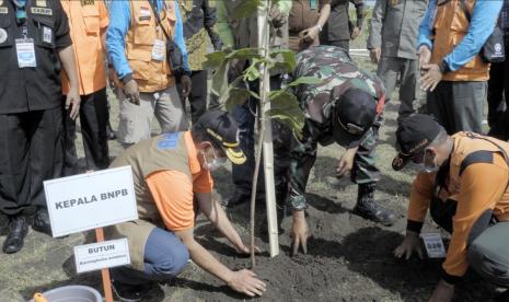 Kepala BNPB Letjen TNI Dr. (H.C) Doni Monardo (kiri) saat menghadiri kegiatan mitigasi vegetasi partisipasi bencana dan penanaman pohon di Pantai Cemara Sewu, Desa Bunton, Kabupaten Cilacap, Provinsi Jawa Tengah, Rabu (28/4).