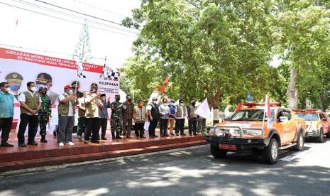 Kepala BNPB, Letjen TNI Ganip Warsito (kanan), bersama Gubernur Provinsi Nusa Tenggara Barat  Dr. H. Zulkieflimansyah, S.E., M.Sc (kiri)  melepas Gerakan Mobil Masker untuk masyarakat di halaman Gedung Gubernur NTB, Kamis (11/11).