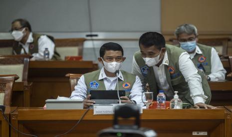 Kepala BNPB Letjen TNI Suharyanto (kiri) berbincang dengan stafnya saat mengikuti rapat kerja dengan Komisi VIII DPR di Kompleks Parlemen, Senayan, Jakarta, Senin (6/6/2022). Rapat kerja tersebut membahas pembicaraan pendahuluan RAPBN TA 2023, evaluasi pelaksanaan anggaran tahun 2021 dan evaluasi kinerja pelaksanaan anggaran tahun 2022.