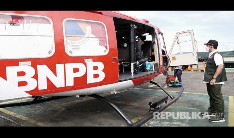 Kepala BNPB Letjen TNI Suharyanto, sebelum naik ke Helikopter BNPB (ilustrasi)