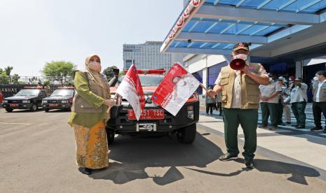 Kepala BNPB sekaligus Ketua Satgas Penanganan COVID-19 Letjen TNI Ganip Warsito (kanan) bersama Rektor Universitas Islam Negeri Syarif Hidayatullah Jakarta Prof. Dr. Hj. Amany Burhanuddin Umar Lubis, Lc., M.A. (kiri) melepas keberangkatan armada dan tim relawan dalam 