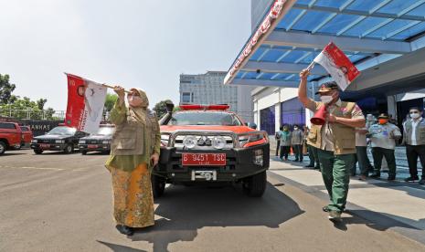 Kepala BNPB sekaligus Ketua Satgas Penanganan COVID-19 Letjen TNI Ganip Warsito (kanan) bersama Rektor Universitas Islam Negeri Syarif Hidayatullah Jakarta Prof. Dr. Hj. Amany Burhanuddin Umar Lubis, Lc., M.A. (kiri) melepas keberangkatan armada dan tim relawan dalam 