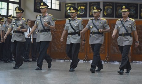 Kepala BNPT Irjen Pol Tito Karnavian (kiri), Kapolda Metro Jaya Irjen Pol Moechgiyarto (kedua kiri), Kapolda Jawa Barat Irjen Pol Jodie Rooseti (tengah), Widyaiswara Sespim Polri Lemdikpol Brigjen Pol DB Hermawan (kedua kanan), dan Kapolda Riau Brigjen Pol