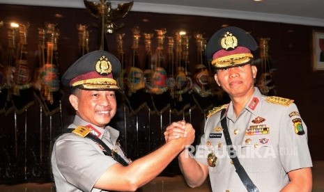 Kepala BNPT Irjen Tito Karnavian (kiri) berjabat tangan dengan Kapolda Metro Jaya Irjen Moechgiarto usai pelantikan di Mabes Polri, Jakarta, Senin (21/3). (Republika/Yasin Habibi)