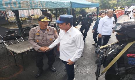 Kepala BNPT Komjen Pol Boy Rafli Amar meninjau Polsek Astana Anyar pascaledakan bom bunuh diri, Kamis (8/12/2022). 