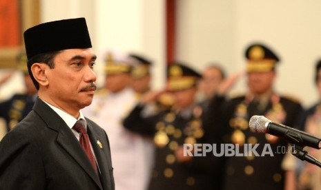 Kepala BNPT Komjen Polisi Suhardi Alius mengikuti pengucapan sumpah jabatan yang dipimpin Presiden Joko Widodo saat pelantikan di Istana Negara, Jakarta, Rabu (20/7). (Republika/ Wihdan) 