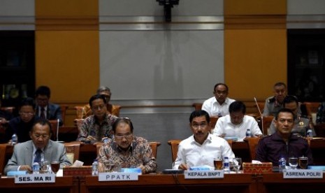 Kepala BNPT Komjen Suhardi Alius (kedua kanan), Asisten Perencanaan dan Anggaran Kapolri Irjen Bambang Sunarwibowo (kanan), Kepala PPATK Kiagus Ahmad Badaruddin (kedua kiri) dan Sekretaris MA Achmad Setyo Pudjoharsoyo (kiri) mengikuti rapat dengan Komisi III DPR di Kompleks Parlemen, Senayan, Jakarta, Selasa (19/9). Rapat tersebut membahas rencana kerja dan anggaran kementerian serta lembaga tahun 2018.