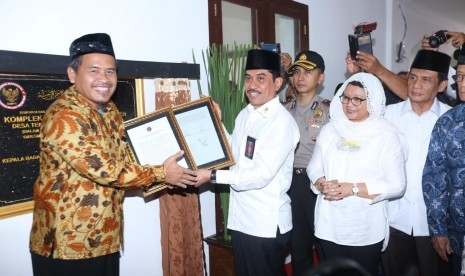  Kepala BNPT, Suhardi Alius, bersama dengan mantan teroris Ali Fauzi saat meresmika masjid dan TPA Baitul Muttaqien di kampung halaman terpidana mati kasus terorisme bom Bali I, Amrozi, di Desa Tenggulun, Kecamatan Solokuro, Kabupaten Lamongan, Jawa Timur pada Jumat (21/7). 