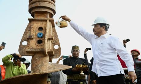 Kepala BP Batam Muhammad Rudi lakukan Ground Breaking Pemasangan tiang pancang pertama Pembangunan Flyover Sei Ladi. Proyek yang digadang akan memecah kemacetan di persempitan depan Pura Agung – UIB, akhirnya menemui babak baru, pada Senin pagi (4/2/2024).