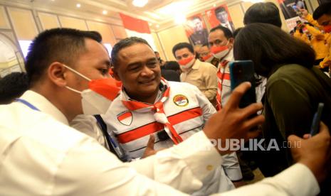 Kepala BP2MI Benny Rhamdani berfoto dengan Pekerja Migran Indonesia (PMI) dalam acara pembekalan dan pelepasan Pekerja Migran Indonesia program Goverment to Goverment (G to G) di Jakarta, Senin (10/7/2023). Acara tersebut di ikuti oleh 120 PMI Korea Selatan dan 600 Calon PMI yang masih dalam Orientasi Pra Pemberangkatan atau Preliminary Education (Prelim) dalam program G to G di sektor finishing dan manufaktur.  