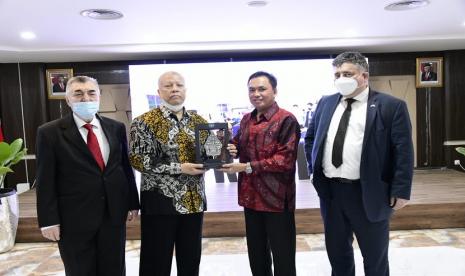 Kepala BPH Migas Fanshurullah Asa menerima kunjungan delegasi dari Rumania dalam rangka membahas peluang kerja sama dan investasi di bidang pipa industrial untuk minyak dan gas dari Rumania serta meningkatkan investasi dan nilai perdagangan di dalam negeri yang digelar di Gedung BPH Migas, Selasa (25/5).