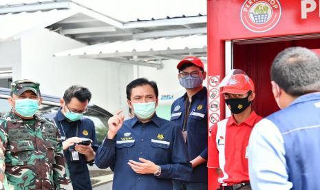 Kepala BPH Migas M Fanshurullah Asa bersama anggota Komite BPH Migas Ahmad Rizal dan tim, melakukan kunjungan ke beberapa Pertashop, dilanjutkan ke Microsite Exxon Mobile, Kabupaten Bandung, Ahad (23/05).