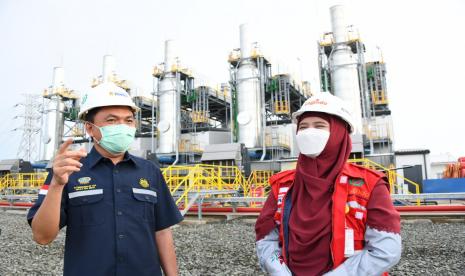 Kepala BPH Migas M. Fanshurullah Asa bersama Logistic Division, PT Indonesia Power, Agustina saat meninjau Rencana  Lokasi Tie In Pipa PT. Pertama Daya Gas ke Pipa PT. Malamoi Olom Wobok di PLTMG PT. Indonesia Power Sorong, Papua Barat, (25/11/20).