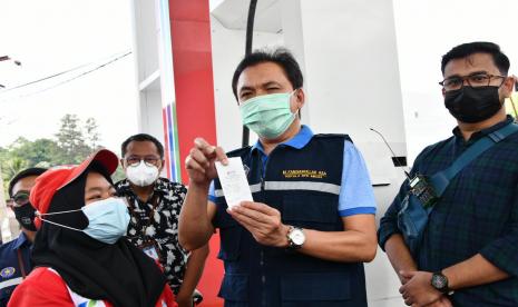 Kepala BPH Migas M Fanshurullah Asa bersama tim didampingi SBM Pertamina Parapat Faisal Fadh melakukan kunjungan lapangan melihat transaksi langsung di SPBU, pada pelayanan JBT solar.