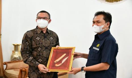  Kepala BPH Migas M Fanshurullah Asa bersama tim melakukan kunjungan kerja ke rumah dinas Wali Kota Pagar Alam dalam rangka menyerahkan SK Kuota BBM JBT dan JBKP tahun 2021 Pagar Alam dan diterima langsung oleh Wali Kota Pagar Alam Alpian Maskoni.