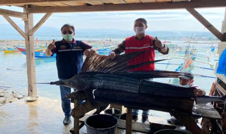 Kepala BPH Migas M Fanshurullah Asa dan tim didampingi Sales Branch Manager (SBM) IV Lampung-Bengkulu PT Pertamina (Persero) Ferry Fernando melakukan kunjungan lapangan ketersediaan dan pendistribusian BBM di sentra nelayan pelabuhan Krui, Kabupaten Pesisir Barat, Lampung (19/9). 