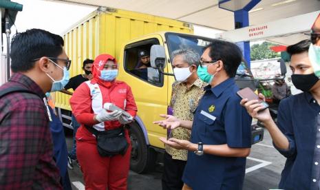 Kepala BPH Migas M Fanshurullah Asa mengawasi penerapan digitalisasi nozzle di dua SPBU di Lampung, Jumat (18/9).