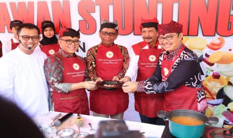 Kepala BPIP, Prof. Drs. K.H. Yudian Wahyudi, M.A., Ph.D. saat peluncuran Gerakan Gotong Royong Percepatan Penurunan Stunting di Pendopo Sabha Swagata Blambangan, Kab. Banyuwangi, Selasa (1/8).