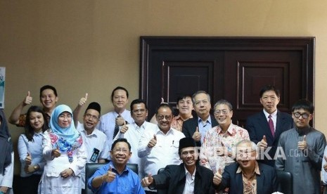 Kepala BPJPH beserta Jajarannya berfoto dengan Vice President THIDA Salahuding Ma