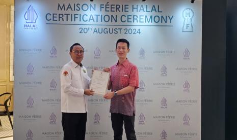 Kepala BPJPH M Akil Irham berikan sertifikat halal kepada pengelola Maison Feerie.