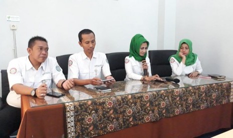 Kepala BPJS Cabang Malang, Hendy Wahjuni (dua dari kanan) memberikan keterangan pers ihwal pelayanan selama mudik, di Kantor BPJS Kota Malang, Senin (27/5).