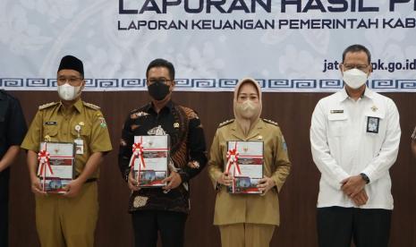 Kepala BPK RI Laporan Hasil Pemeriksaan (LHP) dengan Opini Wajar Tanpa Pengecualian (WTP) ke Bupati Purbalingga, Senin (23/5/22)