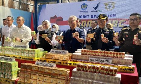 Kepala BPOM RI Penny K Lukito dalam konferensi pers di Gudang PT Jasa Angkasa Semesta, Bandara Internasional Soekarno Hatta, Tangerang, Banten, Rabu (9/8/2023). 