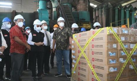 Kepala BPOM RI, Penny K Lukito (tengah) melihat langsung pemusnahan ratusan ribu botol obat TMS produk PT Ciubros Farma yang mengandung cemaran Etilen Glikol (EG)/Dietilen Glikol (DEG) melebihi ambang batas, di perusahaan pengolahan limbah B3, PT Wastec International, Kawasan Industri Candi, Kota Semarang, Jawa Tengah, Senin (12/12).