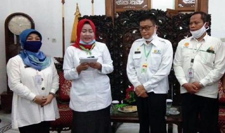 Kepala BPPSDMP Dedi Nursyamsi di Tegal didampingi Direktur Polbangtan YoMa, Dr Rajiman saat menemui Bupati Tegal Umi Azizah.  Bupati Tegal Umi Azizah berkomitmen menerapkan tugas, fungsi dan peran Komando Strategis Pembangunan Pertanian (KostraTani) pada 14 Balai Penyuluhan Pertanian (BPP) di seluruh Tegal. Menyusul empat BPP Model KostraTani telah terhubung Agriculture War Room (AWR) di Kementerian Pertanian RI.