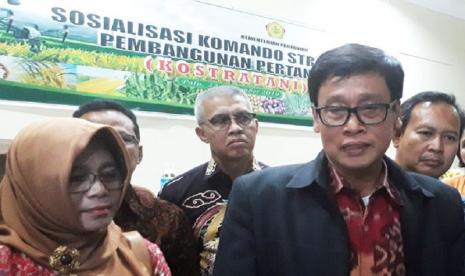 Kepala BPPSDMP Kementan Dedi Nursyamsi (kanan) bersama Kapusluh Leli Nuryati (kiri) dan Kabid Penyelenggaraan Penyuluhan - Pusluhtan, I Wayan Ediana (tengah belakang)