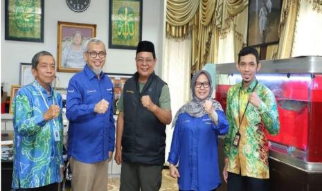 Kepala BPS Kalsel Yos Rusdiansyah didampingi oleh sejumlah petugas BPS Provinsi Kalsel dan BPS Kota Banjarmasin mendata Paman Birin dan keluarga.