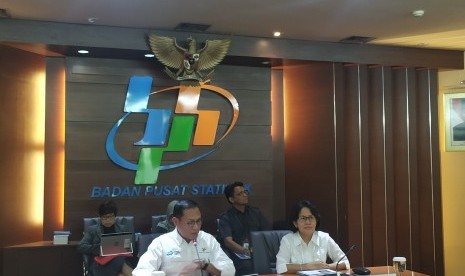 Kepala BPS Suhariyanto dalam konferensi pers di kantornya, Jakarta,  Senin (2/9). 